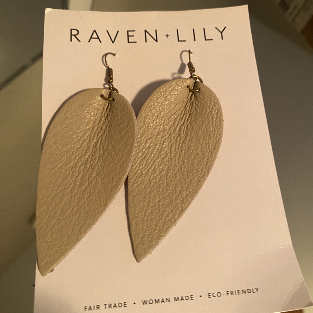 New raven + lily leather leaf in taupe color